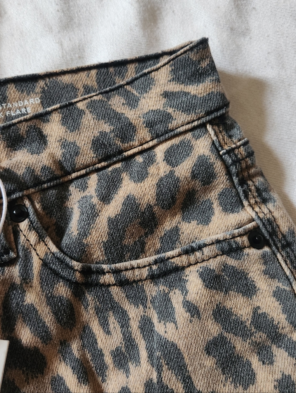 Good American Leopard Print Kick Flare Jeans High Rise NWT Size 8 - Picture 4 of 10